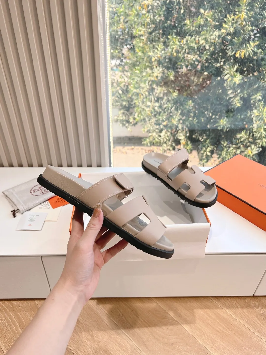 👟👟Ex-factory price 440👟👟 Men's size +10 H family 2024 spring and summer new style HERMES Hermes' recently popular couple's shoes, pig nose angle sandals and slippers, paired with various colorful socks, extremely trendy. Upper lining: imported original material. Outsole: non-slip and wear-resistant outsole. Size: Female 35-42 (40/42 non-returnable and non-exchangeable) Men’s size: 39-45 (45 is non-refundable and non-exchangeable)